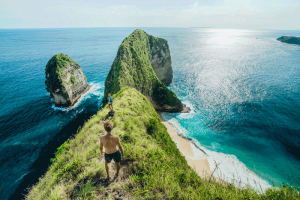 Foreign tourist swept away by large waves on Nusa Penida