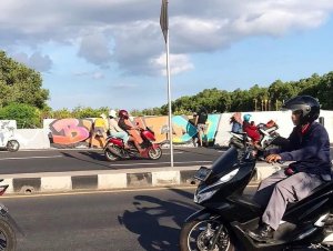 Graffiti plastered on Ngurah Rai Bypass wall – maintenance crew not happy
