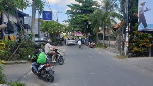 Another naked foreigner walking the streets of Berawa